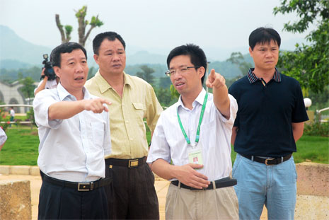 謝迺堂（左一）對湘桂循環(huán)經(jīng)濟產(chǎn)業(yè)園建設(shè)提出意見和建議。