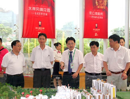 崇左市政協(xié)副主席、市工商聯(lián)主席玉如鋒（右四）一行聽取房地產(chǎn)公司匯報