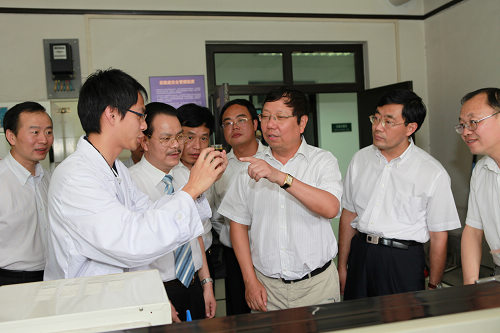 在清華大學生物柴油研究室，趙樂秦（右三）一行聽取關(guān)于微藻生物柴油研發(fā)的情況